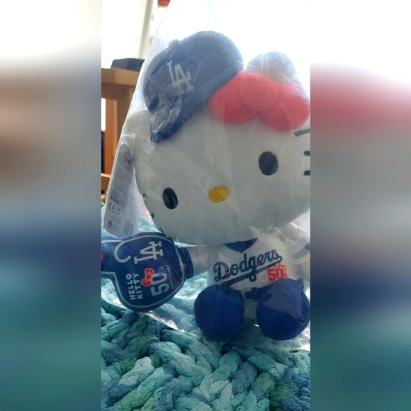 Hello Kitty x LA Dodgers 50th Anniversary limited edition - Picture 1 of 8